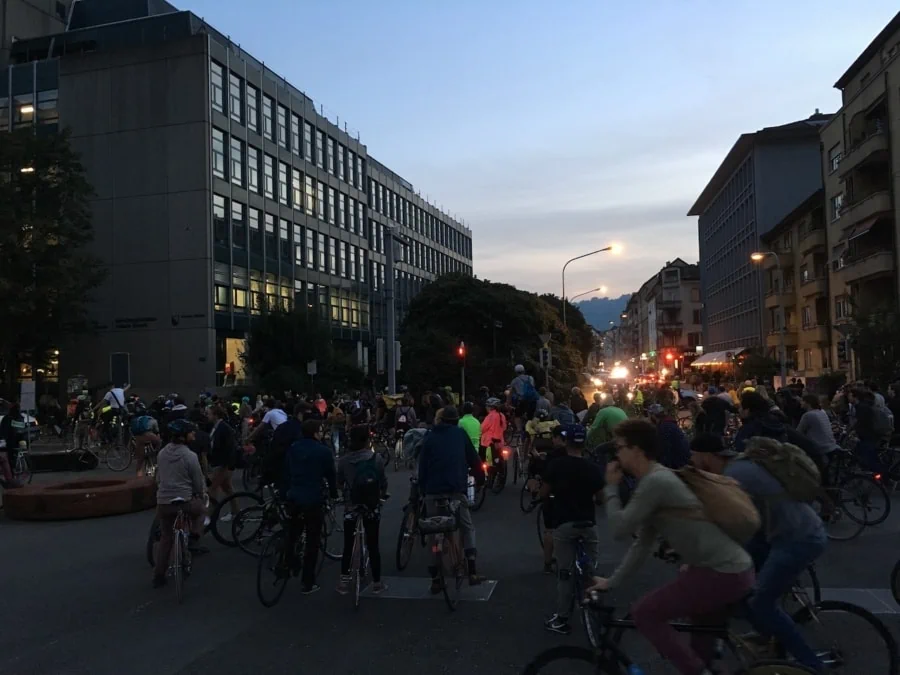 Zahlreiche Menschen auf ihren Velos auf einem Platz in der Stadt Zürich