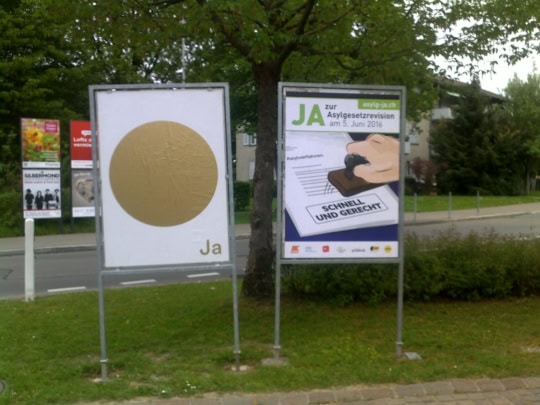 In Langnau hat AL Plakate für Grundeinkommen aufgestellt
