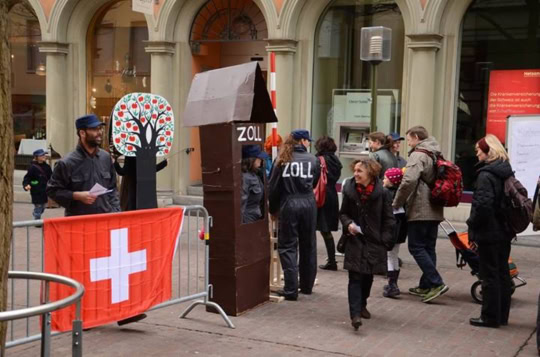 AL protestiert mit Schlagbaum und Apfelbaum in Schaffhausen