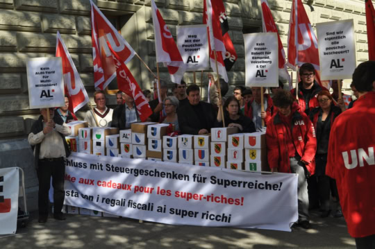 Halte aux privilèges fiscaux des multimillionnaires: l’initiative est déposée