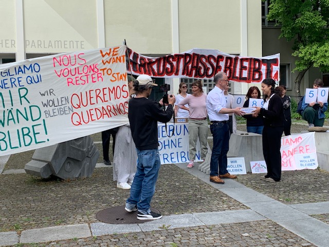 Übergabe der Petition mit über 5100 Unterschriften an Stadtpräsident Raphael Golta am 3.6.2026 vor dem Rathaus Bullinger